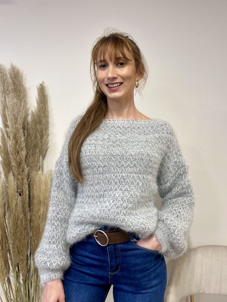 SWETER Z POŁYSKUJĄCĄ NITKĄ