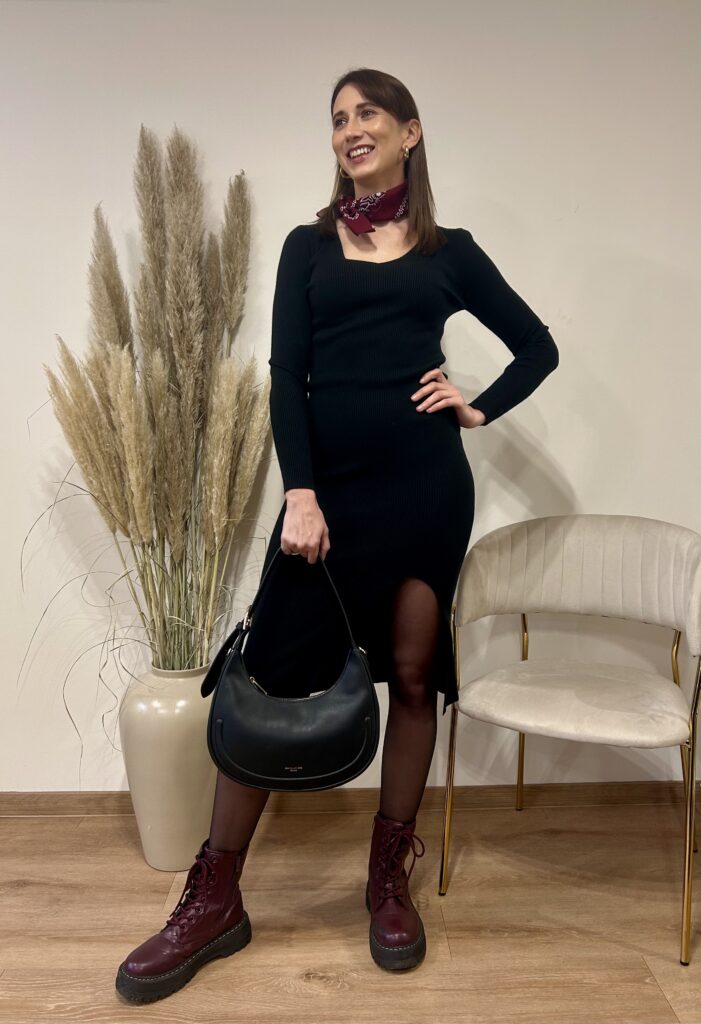 DZIANINOWA SUKIENKA Z ROZCIĘCIEM