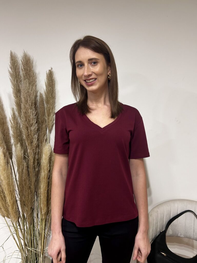 T-SHIRT DOPASOWANY Z DEKOLTEM W SEREK