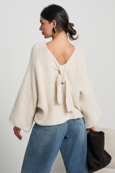 SWETER OVERSIZE Z WIĄZANIEM NA PLECACH