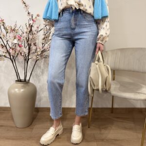 Jasne jeansy mom fit, w stylu klasycznych Levisów