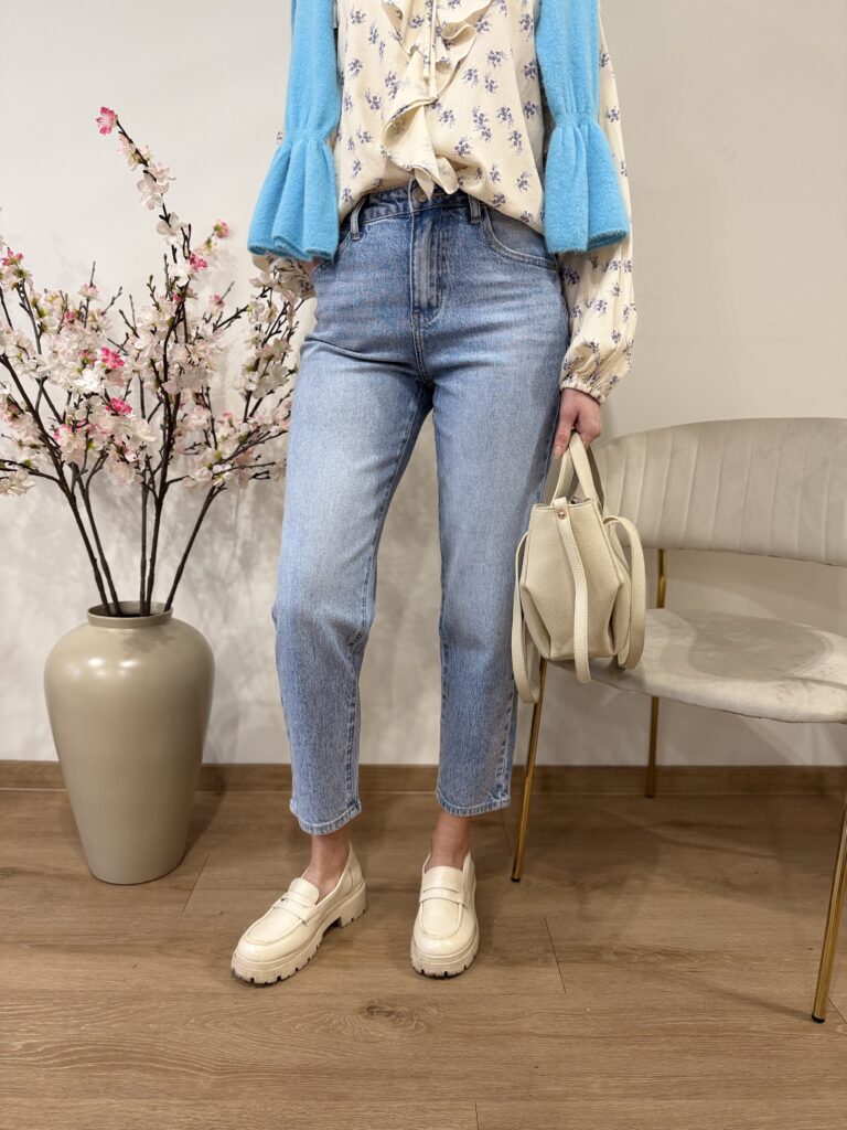 Jasne jeansy mom fit, w stylu klasycznych Levisów