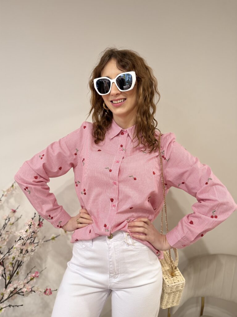 Malinowa koszula z drobnymi wisienkami