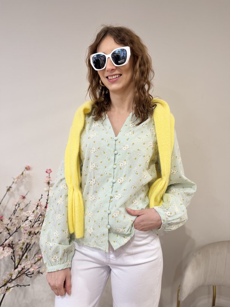 Jasno zielona bluzka z drobnymi kwiatami