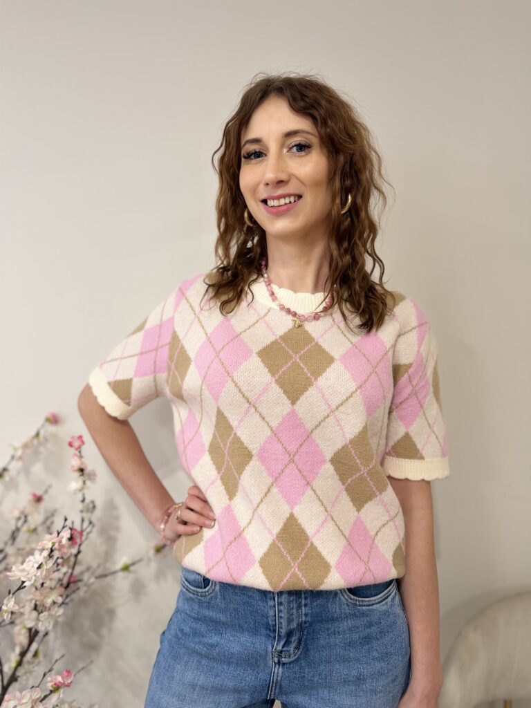 Różowy sweter z krótkim rękawem w romby