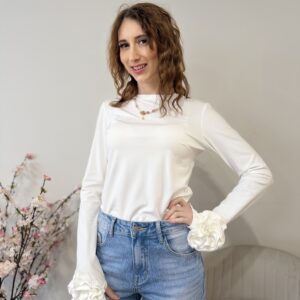Biała bluzka z kwiatem na rękawie i wycięciem na kciuka